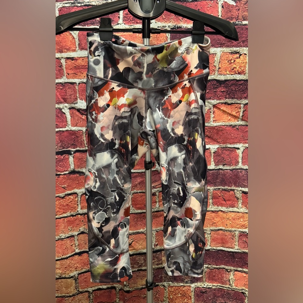 Preowned Under Armour Print Leggings Size M Item #PHK7410 Waist 27” Inseam 19”